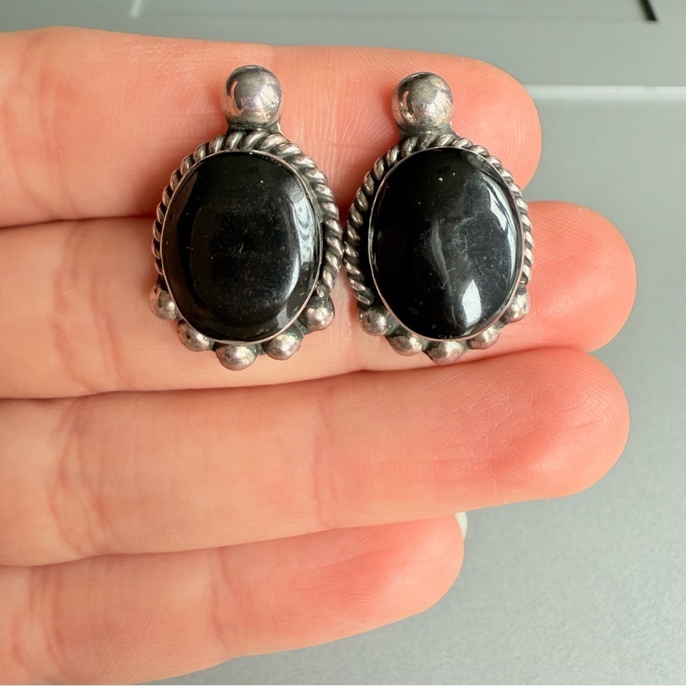 Mexico Black Onyx Sterling Silver Cable and Beads Design Stud Earrings - Picture 5 of 6